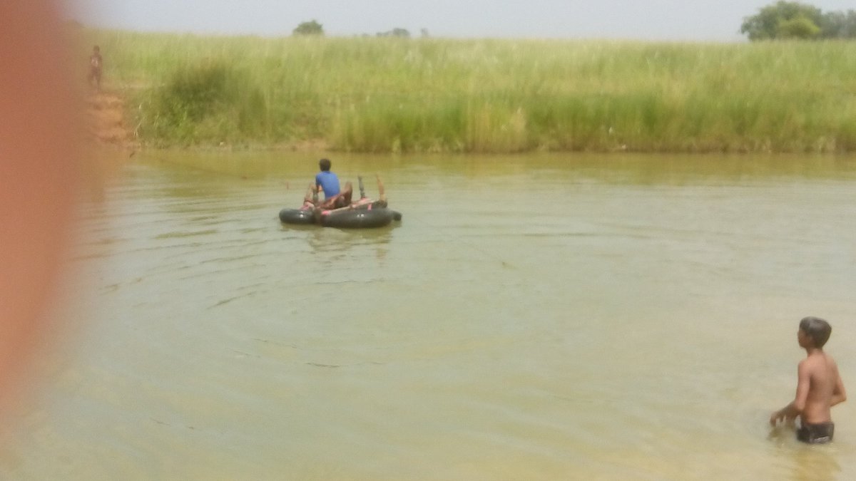 KuamrPiyush's tweet image. मुंगेर/ हवेली खड़गपुर:सरकार की योजनाओं से  डेंगरी नदी पर बना डैम बना किसानों का सिरदर्द।। 

जान को जोखिम में  डाले पार करते  है नदी,किसान किसी भी समय अनहोनी की रहती है संभावना।।।

m.facebook.com/story.php?stor…

#saileshkumar #lalansingh @laluprasadrjd @narendramodi @NitishKumar