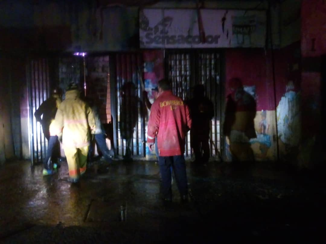 Incendio en calle 7 entre 5ta y 7ma Av a un costado del Centro Civico, en local comercial, afectado en más de un 80% bomberos de SC tratando de sofocar las llamas