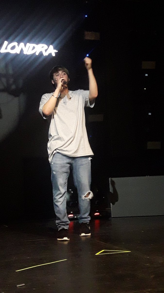 perfectlondra's tweet photo. despúes de esperar un año aproximadamente, lo vi, cumpli uno de mis sueños, fueron casi 2 horas hermosas. y rosario esta atr @PauloLondra jajaja https://t.co/fAN3xRd243