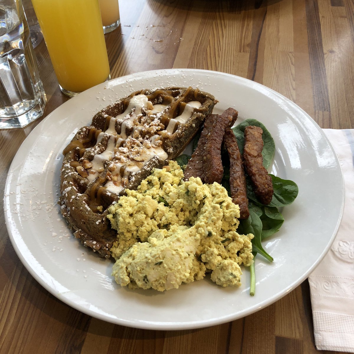 Super tasty Pumpkin Cheesecake waffles for brunch with my hot date @imaveganheathen at @OffTheGriddle #veganbreakfast #vegandiner #pdx #portland