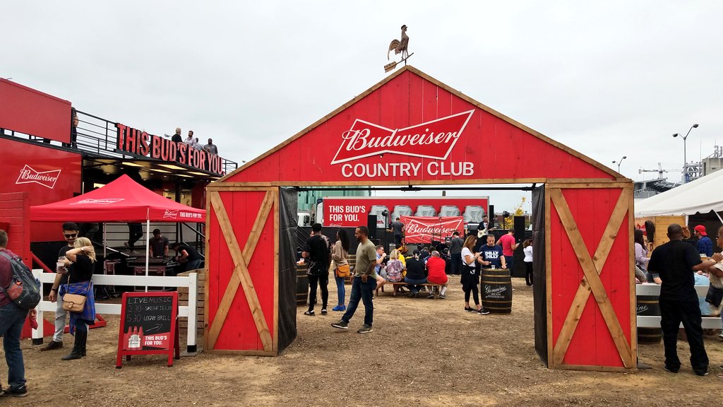 menslifedc's tweet photo. DMV beer fans should not miss #LoveBeerFest2018 presented by @Budweiser, 11 am - 8 pm on Sunday, Oct. 7. There are more than 100 beers available to sample, live music, food, games, and more: https://t.co/GsGlnLnpkN. #thisbudsforyou https://t.co/2zCckSzemg