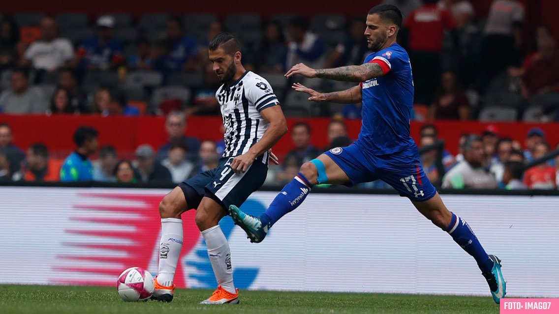 Nicolás Sánchez y Edgar Méndez durante el partido