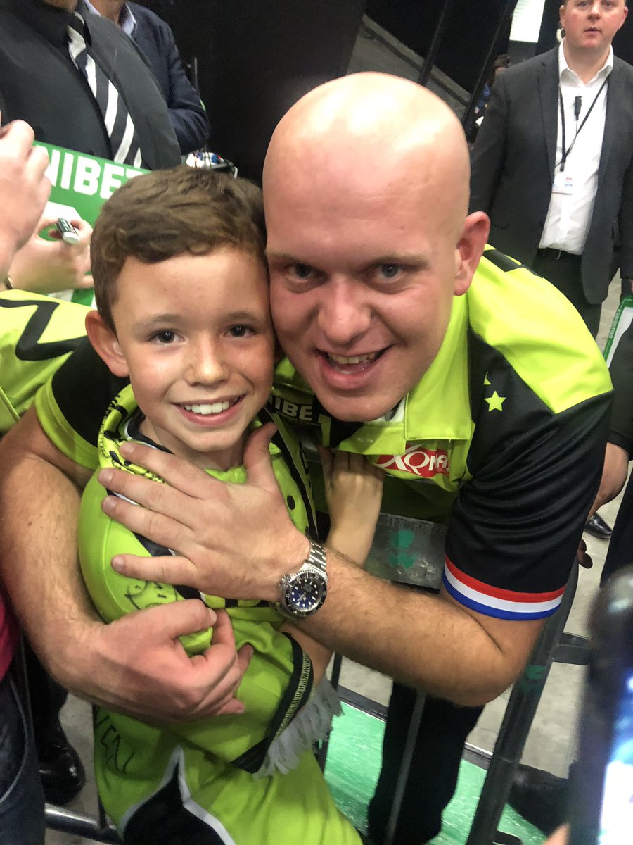 berniemac's tweet photo. Robbie is definitely the happiest little man in Ireland after meeting his two #darts favourites @MvG180  and @snakebitewright  at the @Unibet World Grand Prix Final in #Dublin 💚🎯🐍🙌🏻☘️ #lovethedarts https://t.co/COPkfAj8v4