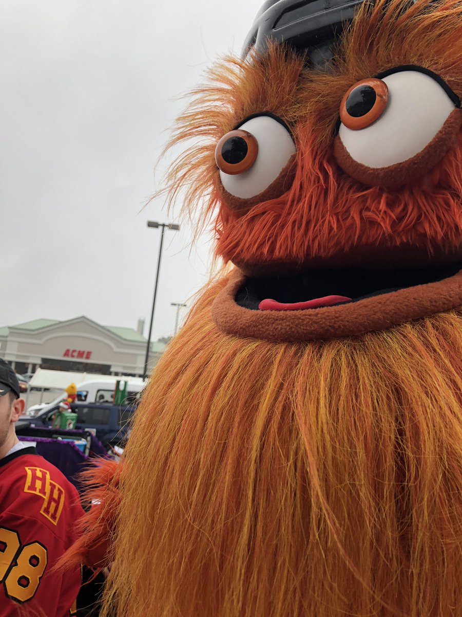 FordsPuck's tweet photo. The boys were chillin with @GrittyNHL today #fordspuck #gritty https://t.co/gsnTiRa3iw