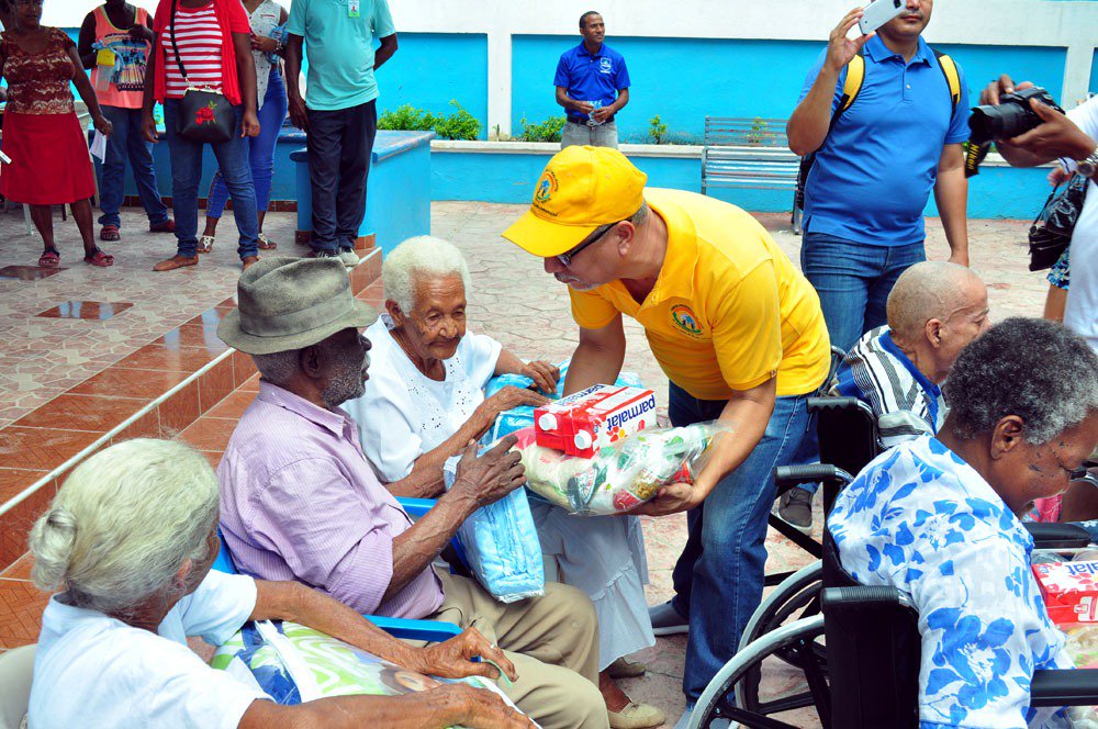 CPADBRD's tweet photo. Beneficiamos junto a la diputada @isadelacruzsde a envejecientes en San Andrés de Boca Chica con atenciones médicas, raciones alimenticias, mosquiteros, medicamentos, colchas, leche y queso.

#ComisiónBarrialATuLado https://t.co/7phj1XWA0y