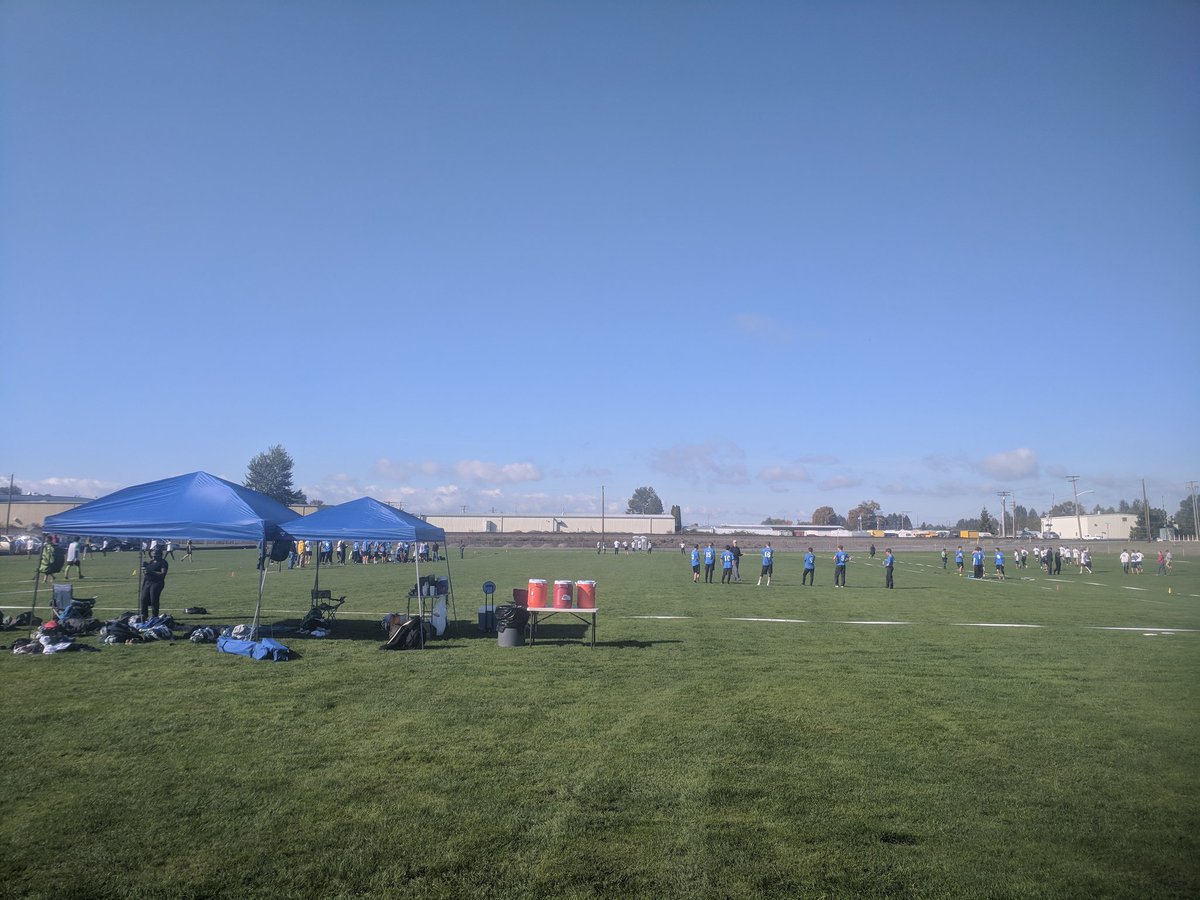 UPrepUltimate's tweet photo. Great 1st day of #SeattleInvite #ultimate! Thanks to @bellevueultim8 @lakesidelionsbu @LHS_Squad @RooseveltHS for spirited games under blue skies! https://t.co/XYCvJBqdur