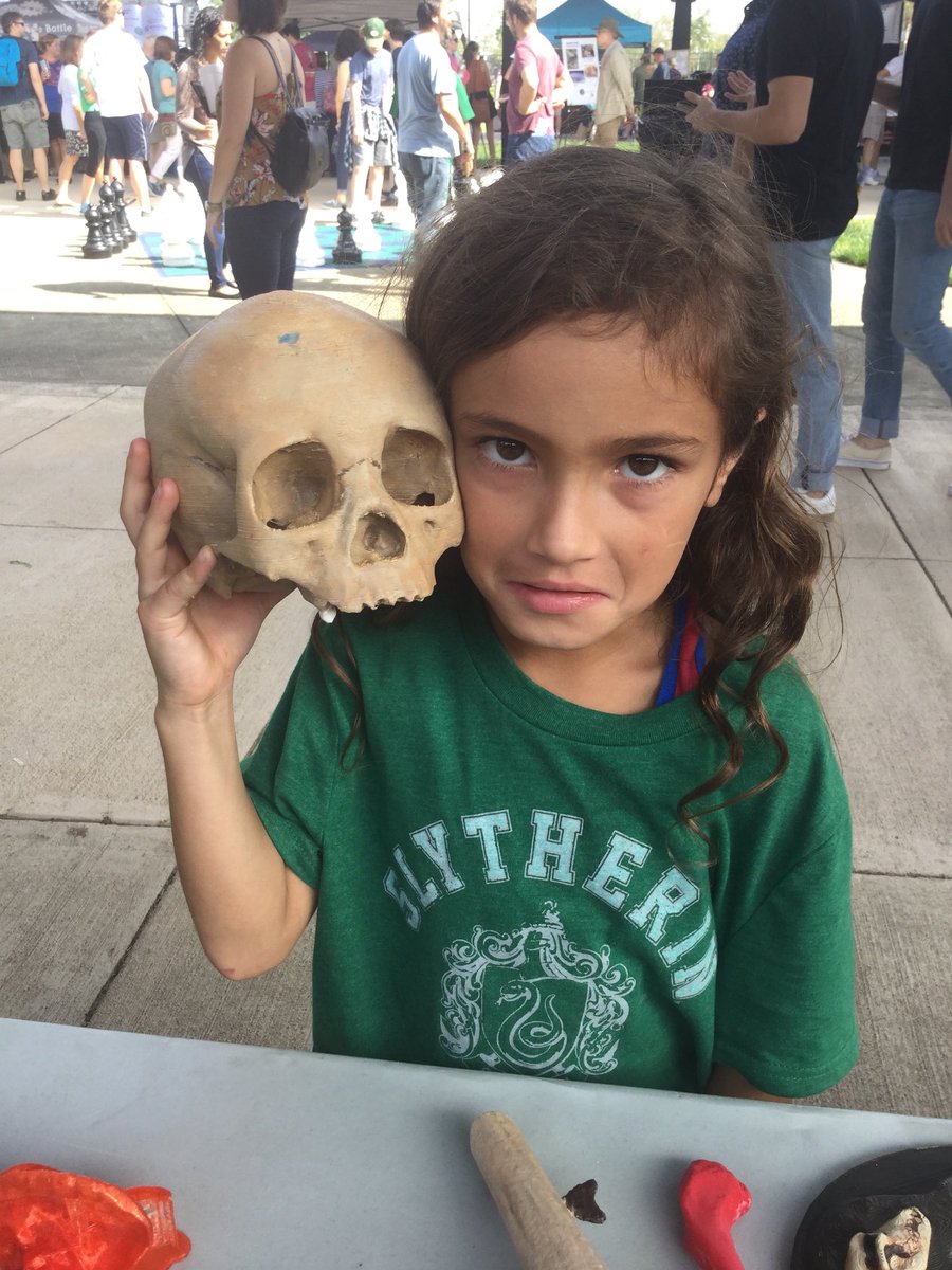 VCLatVCU's tweet photo. Lots of skull fans #virtualcurationlab #rvamakerfest #rvamakerfest2018 https://t.co/R4vzLM02Iv