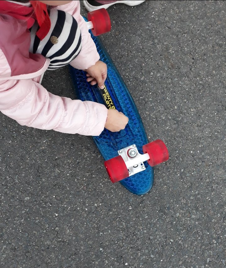 banditossulecin's tweet photo. Gdy szłam z Bandytami przez boisko, dziewczynka (na oko 6lat) wzięła od nas naklejkę. Moment naklejania uwieczniłam na tym niezwykłym zdjęciu
05.10.18r.
#localbanditos #localbanditossulecin #localbanditossulęcin #sulecin #sulęcin #banditotour #clique #trench #tøp #twentyonepilots https://t.co/e3re1QA4dn