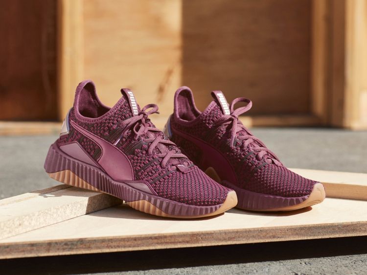 _selenagomezecu's tweet photo. Selena Gomez 👟 Puma https://t.co/Q3iJLMvaOi