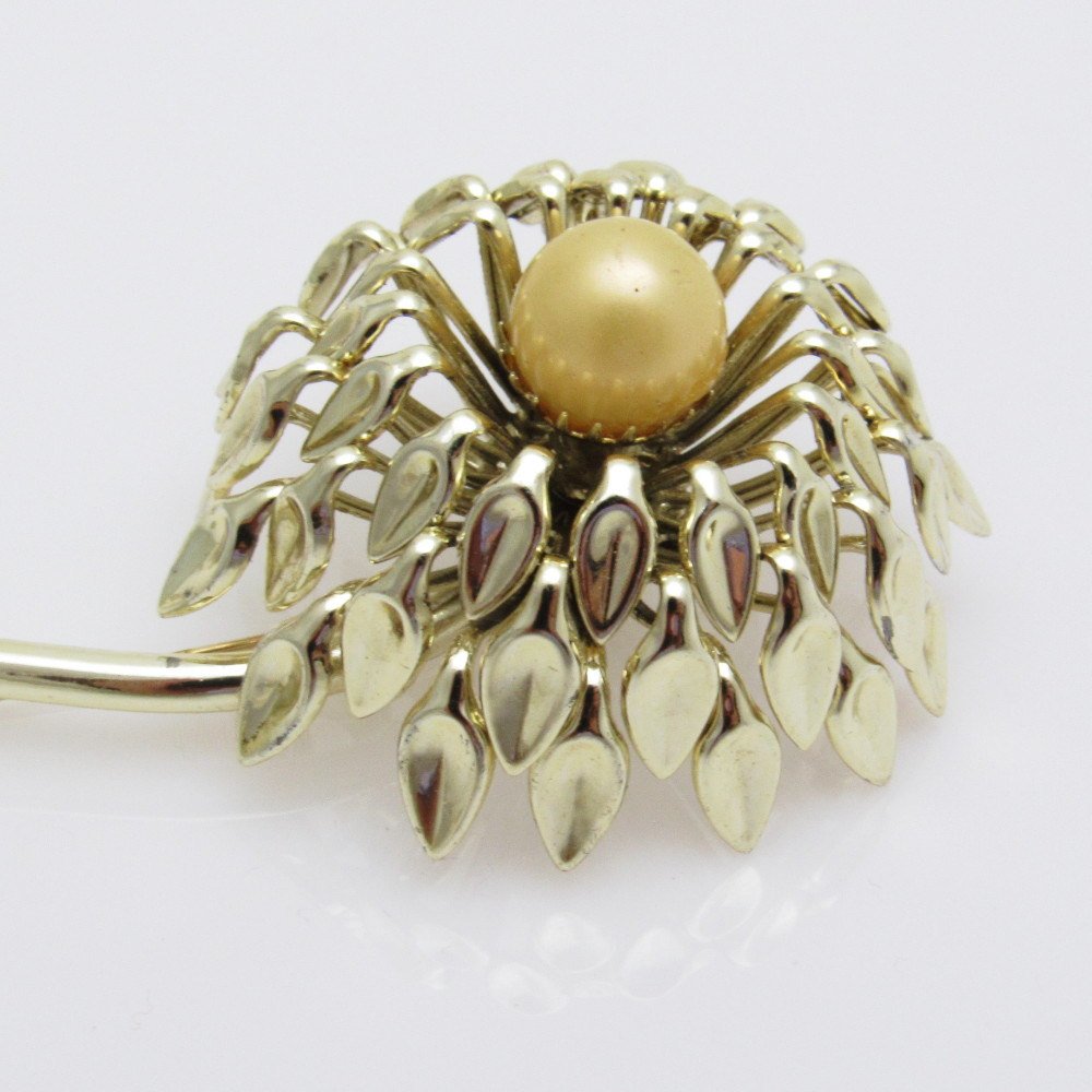 PDaisyJewelry's tweet photo. Large Layered Pearl Flower Brooch Emmons Vintage Jewelry https://t.co/nkCdOkNvyy #vintagejewelry #antique jewelry #LayeredPetals https://t.co/pRXd5IgMZj