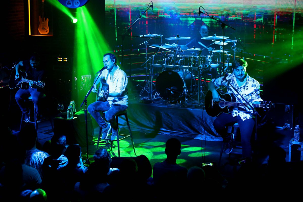 mor ve ötesi #buradamüzikvar sahnesindeydi. <a href="/mvoofficial/">mor ve ötesi</a> gecenin final performansında şarkılarını #akustik formda seslendirdi. Yaklaşık 2 saat sahnede kalan #morveötesi seyircilerin ısrarı ile tekrar sahneye çıkarak 3 şarkı daha söyledi. #cumartesi #7ekim #konser #yüzdeyüzmüzik