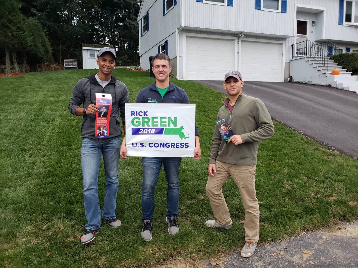 TeamGreen4MA's tweet photo. Saturday’s are for the doors! Team Green killing it today in Marlborough! #GoGreenIn18 https://t.co/8eVRzkhktc