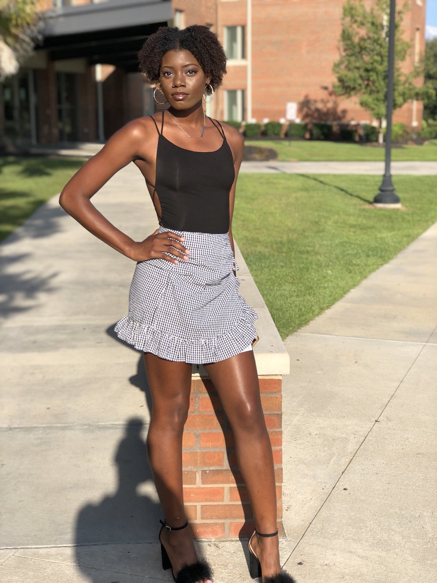 __NayaBee__'s tweet image. Couple of days ago I decided to a little something new 🤞🏾👠 #NewModelAlert