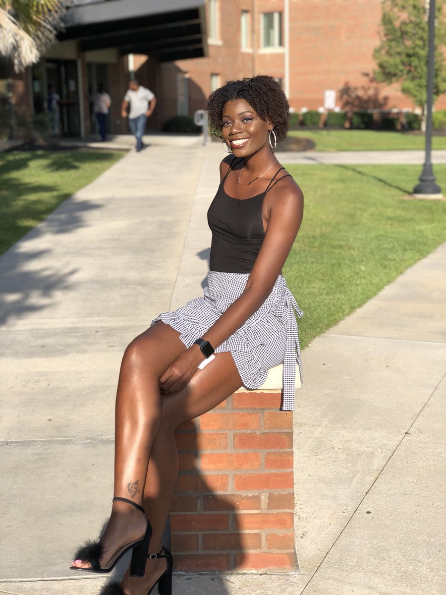 __NayaBee__'s tweet image. Couple of days ago I decided to a little something new 🤞🏾👠 #NewModelAlert