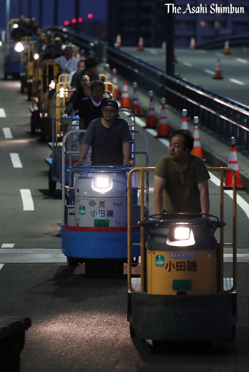 築地市場から環状2号線を通って豊洲市場へ向かうターレの様子が壮観 いい経験でした 西部警察のopみたい フォークリフトも一斉移動したよ Togetter 築地市場から環状2号線を通って豊洲市場へ向かうターレの様子が壮観 いい経験でした 西部警察のopみたい フォークリフトも一斉移動したよ Togetter