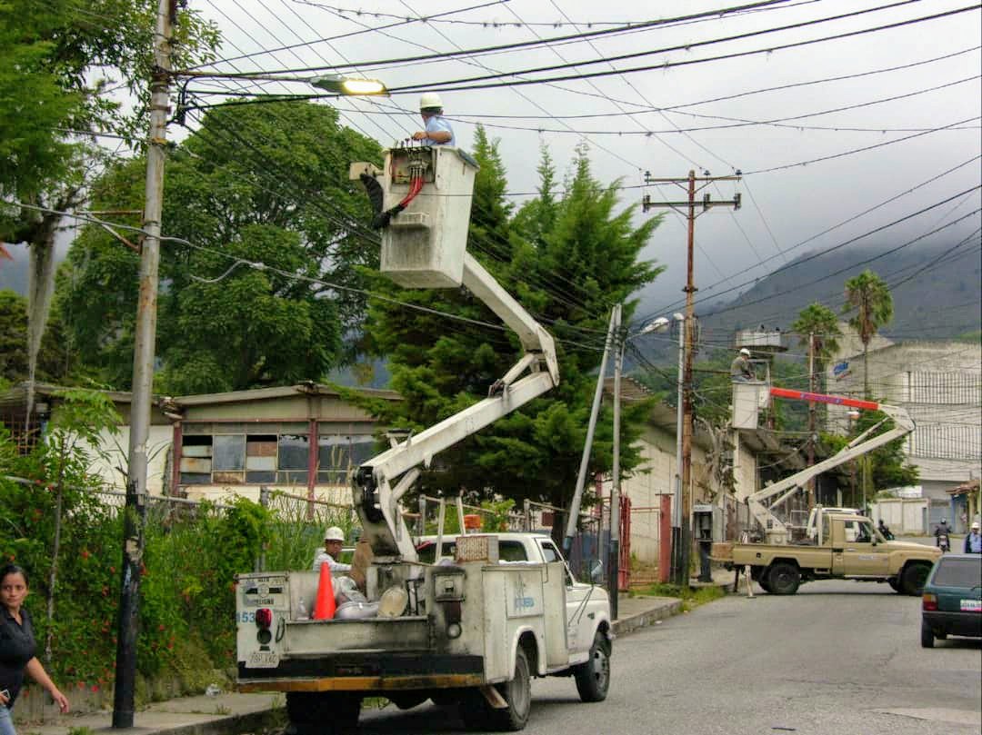ivanrive3's tweet photo. #GESTIÓN #6oct A través del consejo comunal Hollada de Milla, parroquia Milla, @corpoelecmerida reemplazó luminaria publica en el sector, gracias a la coordinación de la candidata a concejal por el municipio Libertador del @PartidoPSUV, Carolina Arias @ariasova. https://t.co/IJZvZlrsJz