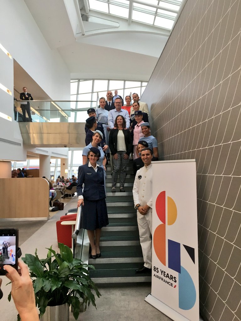 landais_cedric's tweet photo. 🇨🇵✈️❤️[ After #timesquare, here's the special #AF023 crew #franceisintheair défilé in the #airfrance lounge in @JFKairport : happy birthday to our 1,3million customers /year flying from #jfk &amp; 100 colleagues from #airfrance #jfk station #85AirFrance ]♥️✈️🇺🇸 @1arturod @pilotes_af https://t.co/9OdfvnNm7w