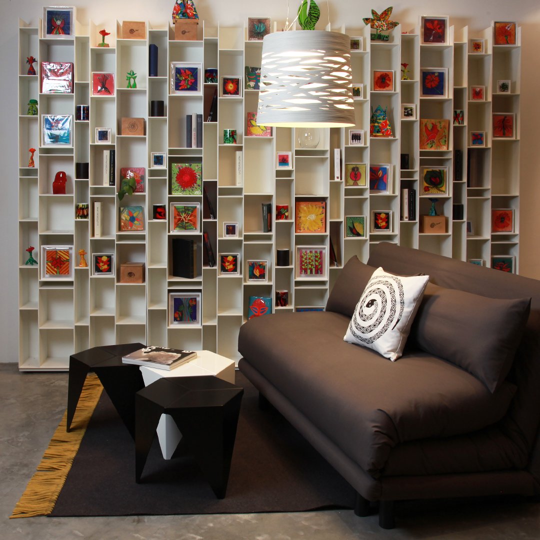 #EstiloCapuy
Multy fue diseñado por Claude Brisson y Ligne Roset con tres posiciones para sofá, diván y cama. El cojín de espuma espesa y las tablillas contrachapadas de abedul brindan comodidad superior, mientras que un mecanismo simple hace que la transición sea natural. #Capuy