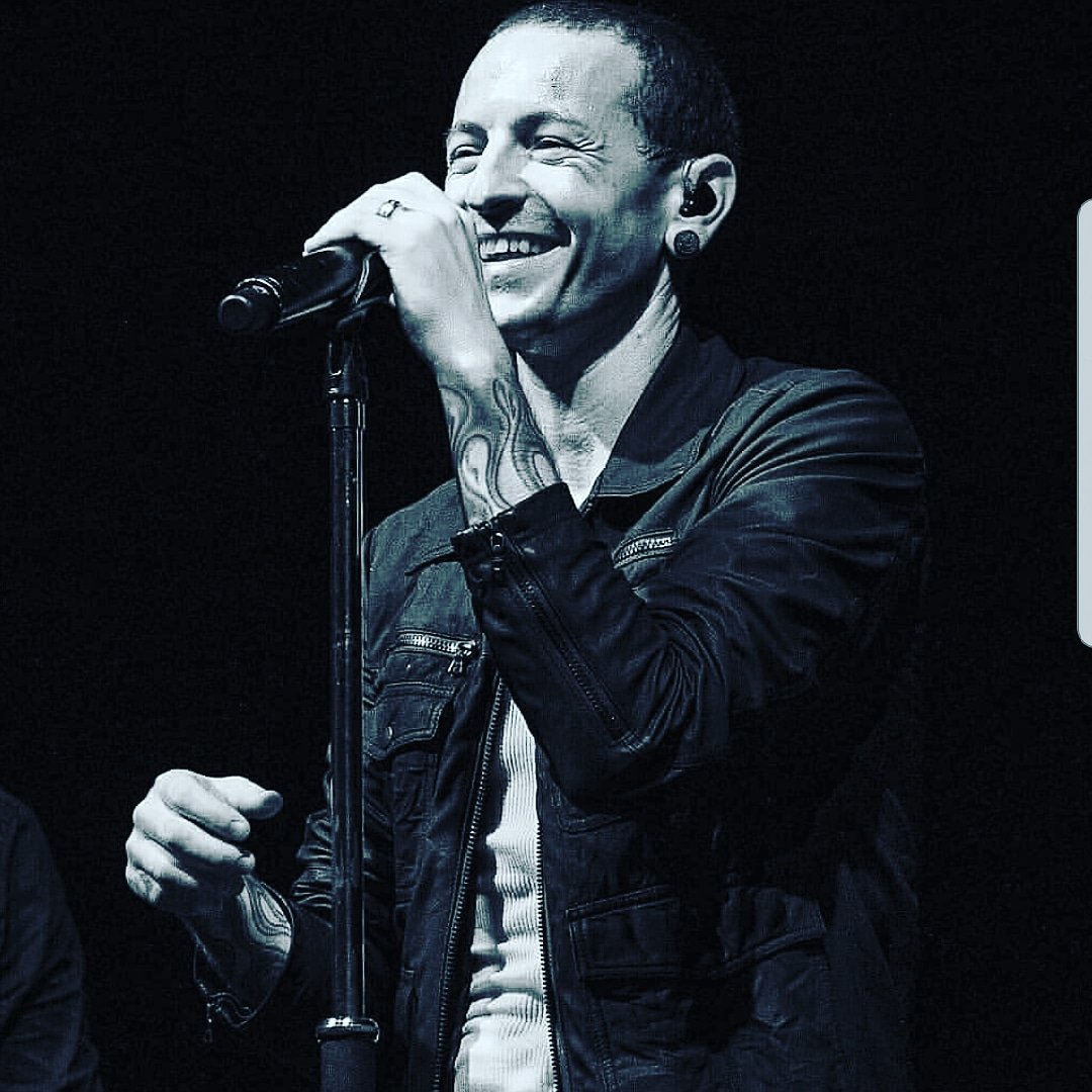 soccergoose16's tweet photo. Happy #OfficialChesterDay thought i would share one of my favorite pictures of our hero @ChesterBe i love you and miss you so much #FuckDepression #MakeChesterProud #endthestigma  #endthestigma @TobiBennington @susan_eubanks5 https://t.co/SWT4Js3hg3