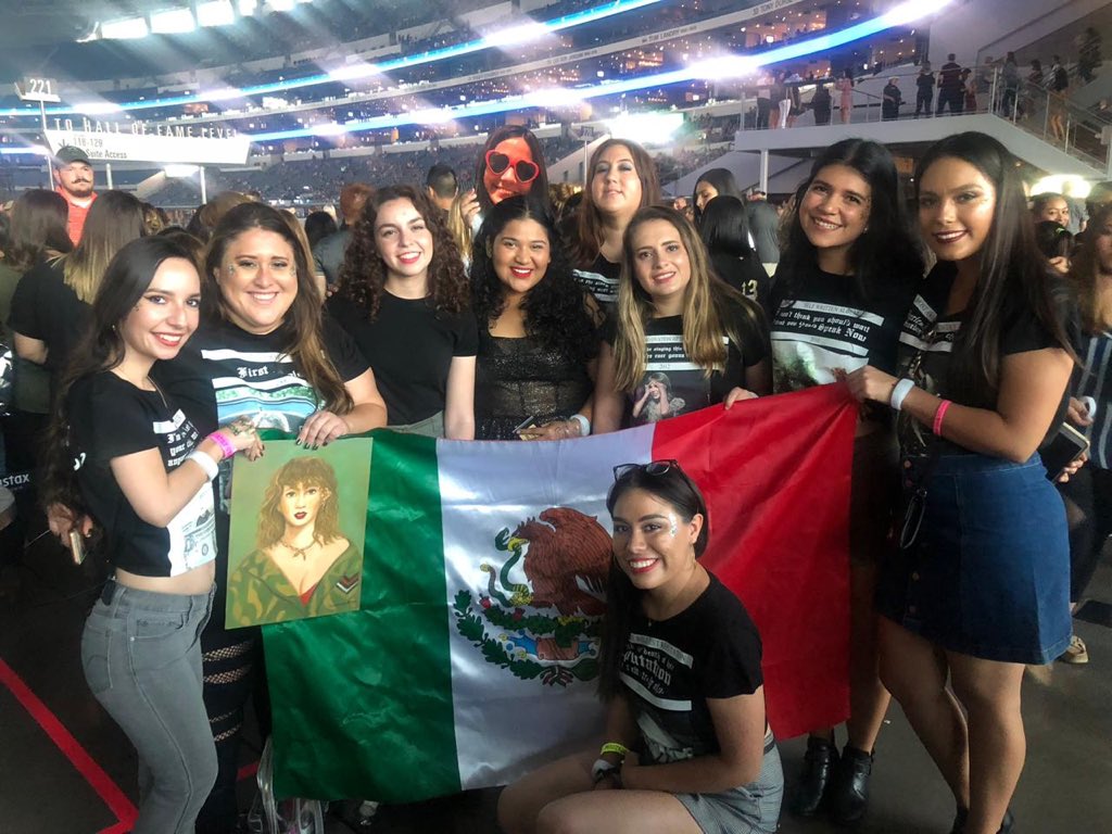 latinslovertour's tweet image. Look how many Latin Swifties together in #repTourArlington! 🙌🏻🇲🇽 Hope you all have so much fun, girls! #LatinSwiftiesOnRepTour @taylornation13 @taylorswift13 #repTourDallas @shatterswift