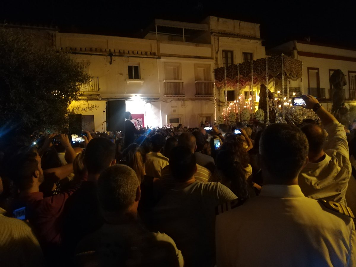 AFBMPalomares's tweet photo. Llegamos al monumento de Lola Flores a sones de "Virgen de la Paz" y "San Telmo te aclama" @HermandadCristo #Jerez #RegresoaSanTelmo https://t.co/grEyilOGbB