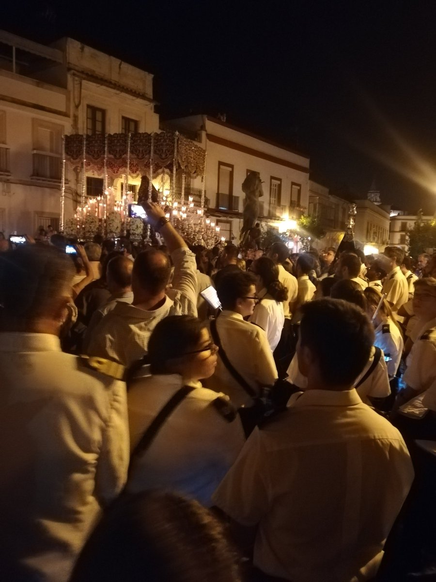 AFBMPalomares's tweet photo. Llegamos al monumento de Lola Flores a sones de "Virgen de la Paz" y "San Telmo te aclama" @HermandadCristo #Jerez #RegresoaSanTelmo https://t.co/grEyilOGbB