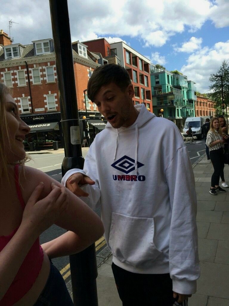 02.

Y si volvés,
que no se te olvide
traer de vuelta
el pedazo de mí
que te llevaste.