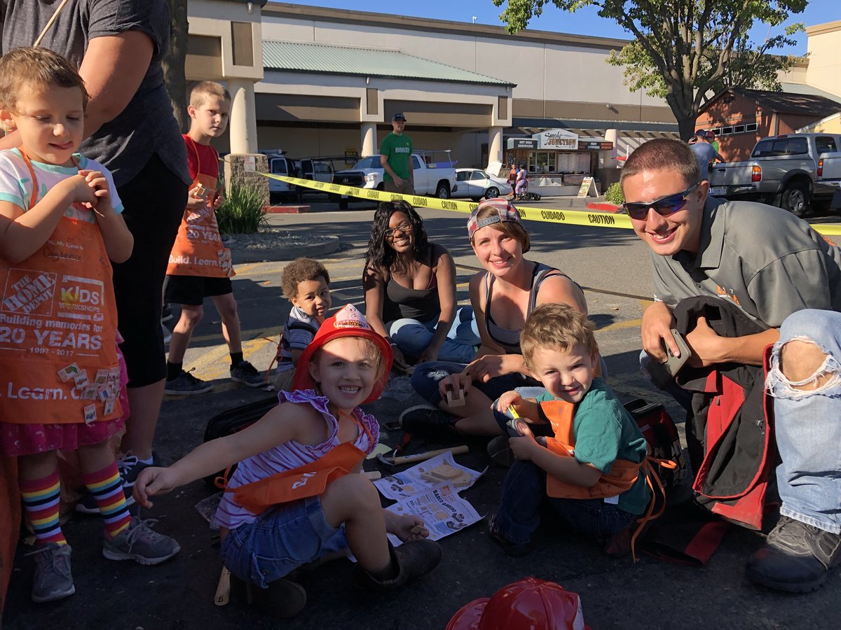 THDLesly's tweet photo. Our community enjoying todayβs Kids workshop! π #Painting #Snowcones #Clown #KidsDeserveIt #CommunityEngagement #antelopeproud #HomeDepot #Store6669 https://t.co/gdplC2u25h
