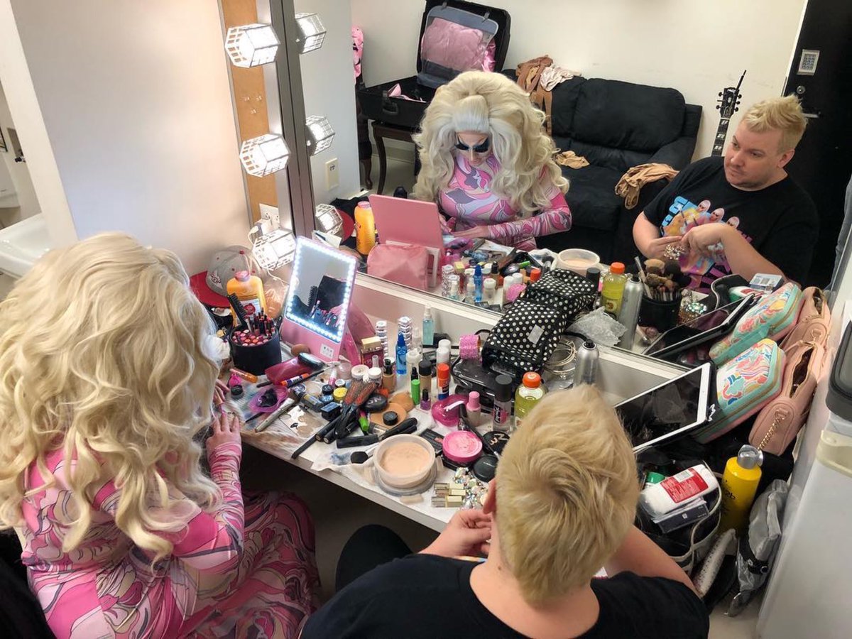 trixandkatdaily's tweet photo. +THEREβS A DRAG QUEEN IN FARGO! @trixiemattel live on stage tonight 8pm at @fargotheatre #nowwithmovingparts Get tix at the door or https://t.co/OVRGmHnOug #mppresent #trixiemattel #fargo #dragshowπ #comedy
10/6/18
π·: mppresent https://t.co/PaKipEkkwz