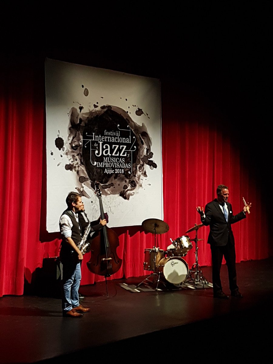 Erik_Montenegro's tweet photo. La segunda noche del Festival Internacional de #jazz y músicas improvisadas en #Ajijic ya inició con Joe Farnsworth - Israel Cupich - Alex Terrier y un homenaje a #CharlieParker #Uuuff https://t.co/gOkqOpUKsB