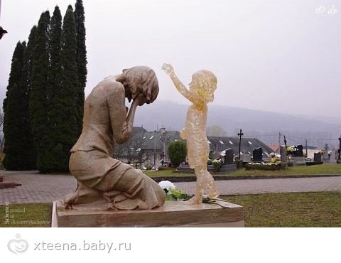 Үр хөндөлт нь жирэмслэлтийг зогсоодоггүй юм, харин чамайг нас барсан хүүхдийн ээж болгодог гэдгийг бодоорой. (Словенид байдаг төрөөгүй үрсийн дурсгалд зориулан босгосон хөшөө)