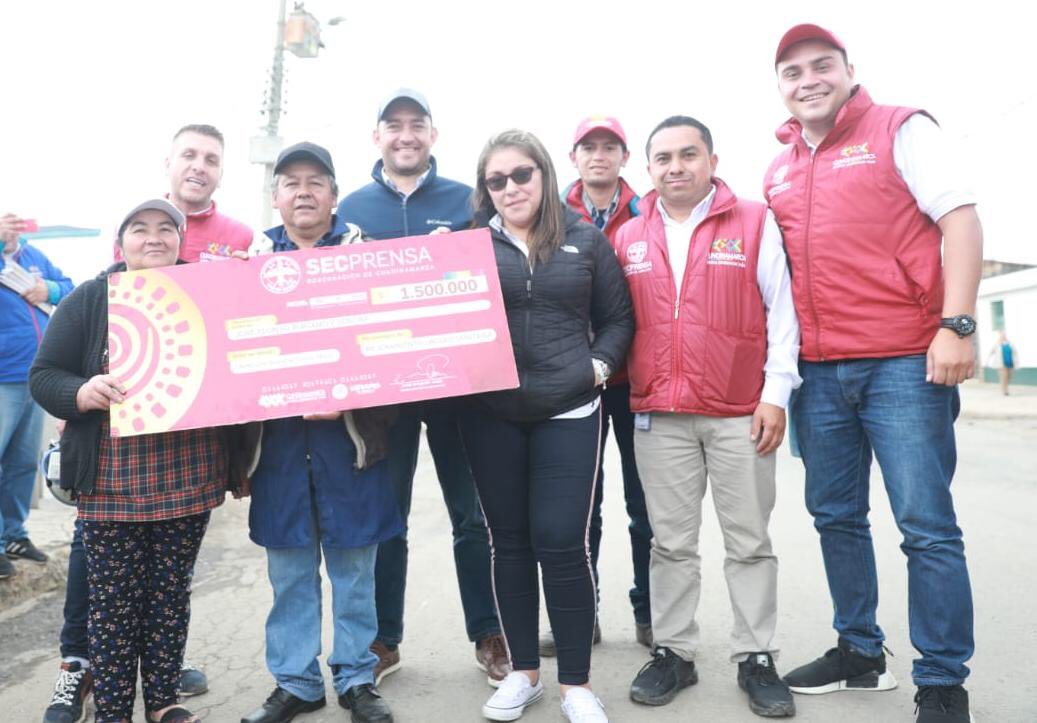 JorgeEmilioRey's tweet photo. Los compañeros de @SecPrensaCmarca, después de realizarles una crónica audiovisual, para contarle al mundo la receta de la #ArepaSimijense, decidieron poner su granito de arena para contribuir a mejoraras las condiciones de vida de la familia Rubiano. https://t.co/JvWLKVuJ5L