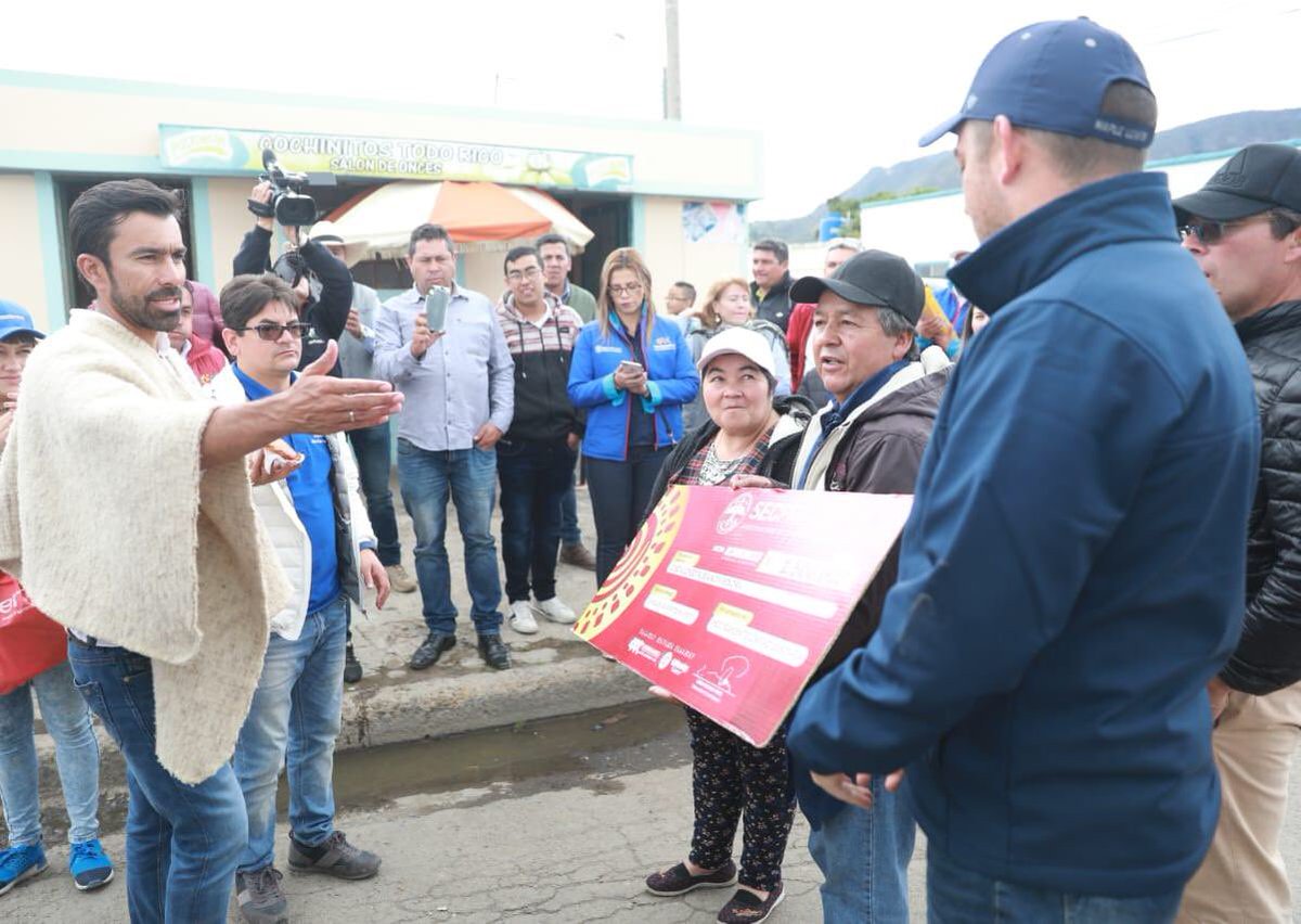 JorgeEmilioRey's tweet photo. Los compañeros de @SecPrensaCmarca, después de realizarles una crónica audiovisual, para contarle al mundo la receta de la #ArepaSimijense, decidieron poner su granito de arena para contribuir a mejoraras las condiciones de vida de la familia Rubiano. https://t.co/JvWLKVuJ5L