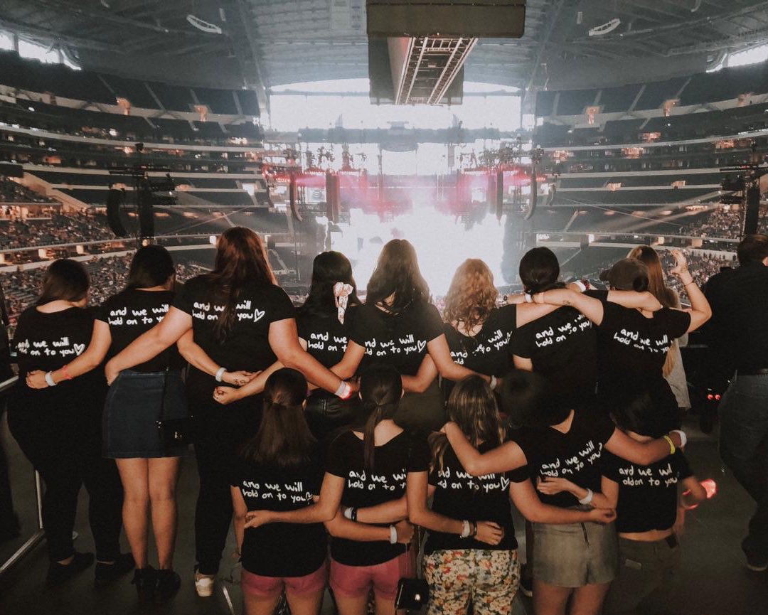 latinslovertour's tweet image. Latin Swifties who go to rep tour together, stay together! 🙌🏻 What an amazing picture of the Mexican group 🇲🇽❤️ we love you all! Have fun, girls! #repTourArlington #repTourDallas @taylorswift13 @taylornation13 @shatterswift #LatinSwiftiesOnRepTour