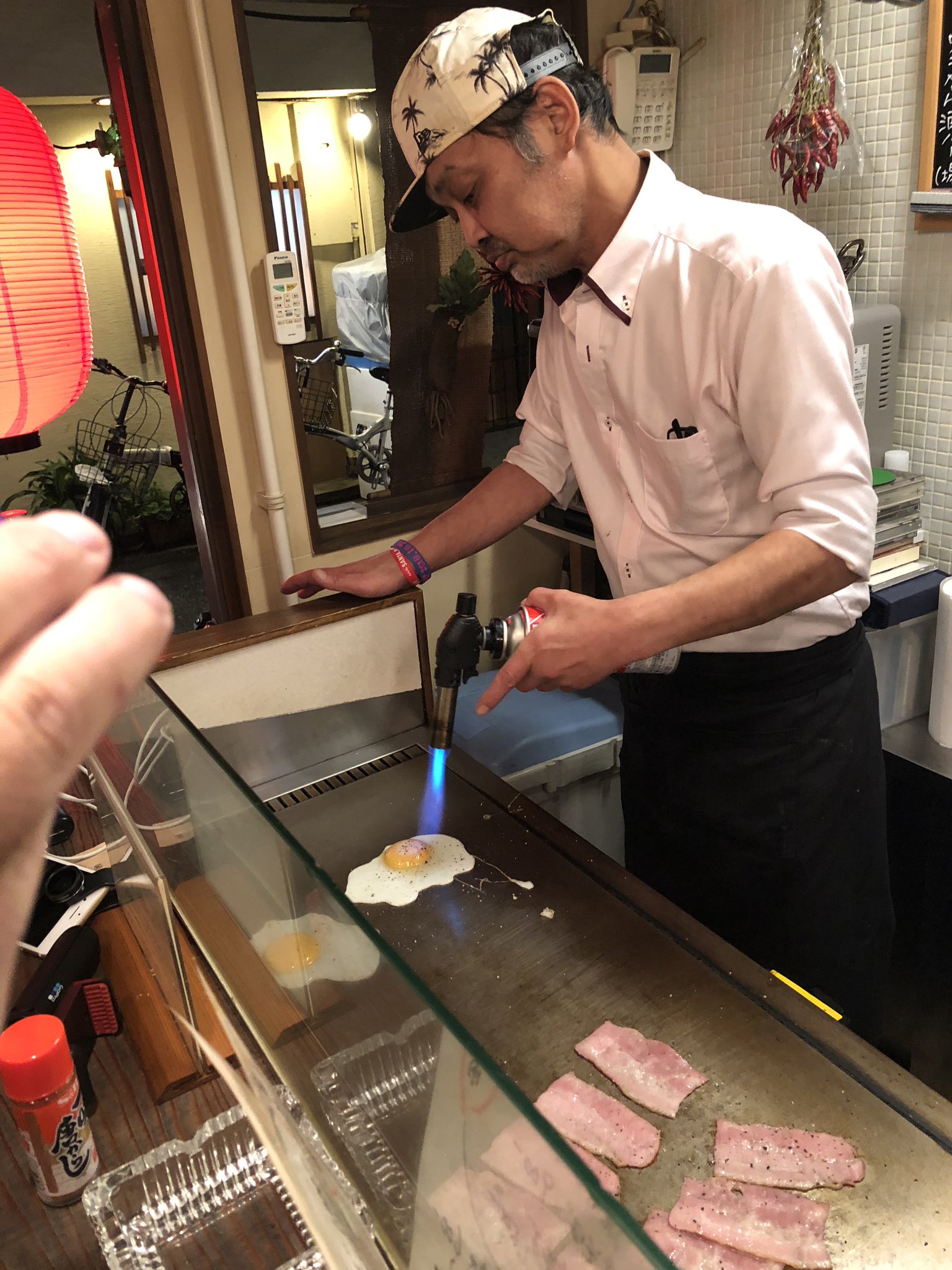 ブロリ おはようございます O ノ 目玉焼きをバーナーでやる人初めて見たwww 炙り目玉焼き W 普通 水差して蓋して蒸すだろ W 良い鉄板があるのに使いこなしてねー Www ブロリ おはようございます O ノ 目玉焼きをバーナーでやる人初めて見たwww 炙り目玉焼き W 普通 水差して蓋して蒸すだろ W 良い鉄板があるのに使いこなしてねー Www