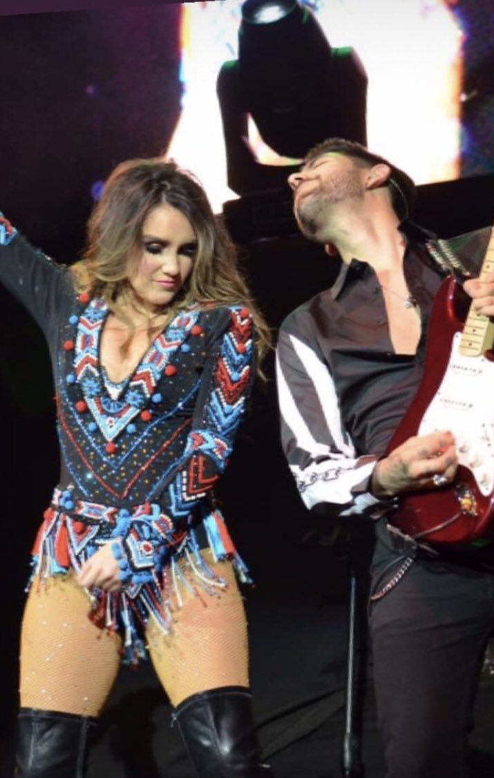 dm_peru14's tweet photo. #DULCEMARIANUESTROORGULLO 
Estoy muy orgullosa de ti,te subiste al escenario y la rompiste ! 
Me encantaron las nuevas canciones!❤️
Pero sobre todo me encanto poder ver cómo disfrutabas en el escenario , cómo sonreías y cantabas con esa pasión, eres maravillosa, te amamos 💕 https://t.co/fuK6D4KF99