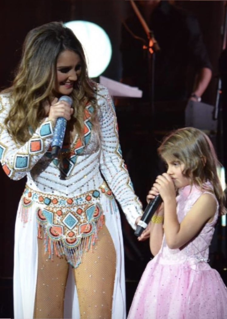 dm_peru14's tweet photo. #DULCEMARIANUESTROORGULLO 
Estoy muy orgullosa de ti,te subiste al escenario y la rompiste ! 
Me encantaron las nuevas canciones!❤️
Pero sobre todo me encanto poder ver cómo disfrutabas en el escenario , cómo sonreías y cantabas con esa pasión, eres maravillosa, te amamos 💕 https://t.co/fuK6D4KF99