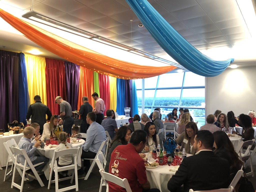 ktbiederwolf's tweet photo. Night out at the Balloon Fiesta for the @UNM_Anderson School. Amazing to host donors, alumni, students, staff and more. https://t.co/wd45sf64G8