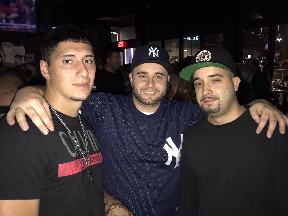 siadvance's tweet photo. ⚾️📸Yankees fans PACK OUT @TommysTavernTap at the #SIMall #LetsGoYankees #redsoxsu ... we won’t finish that 😏 https://t.co/KXYBU3zupB