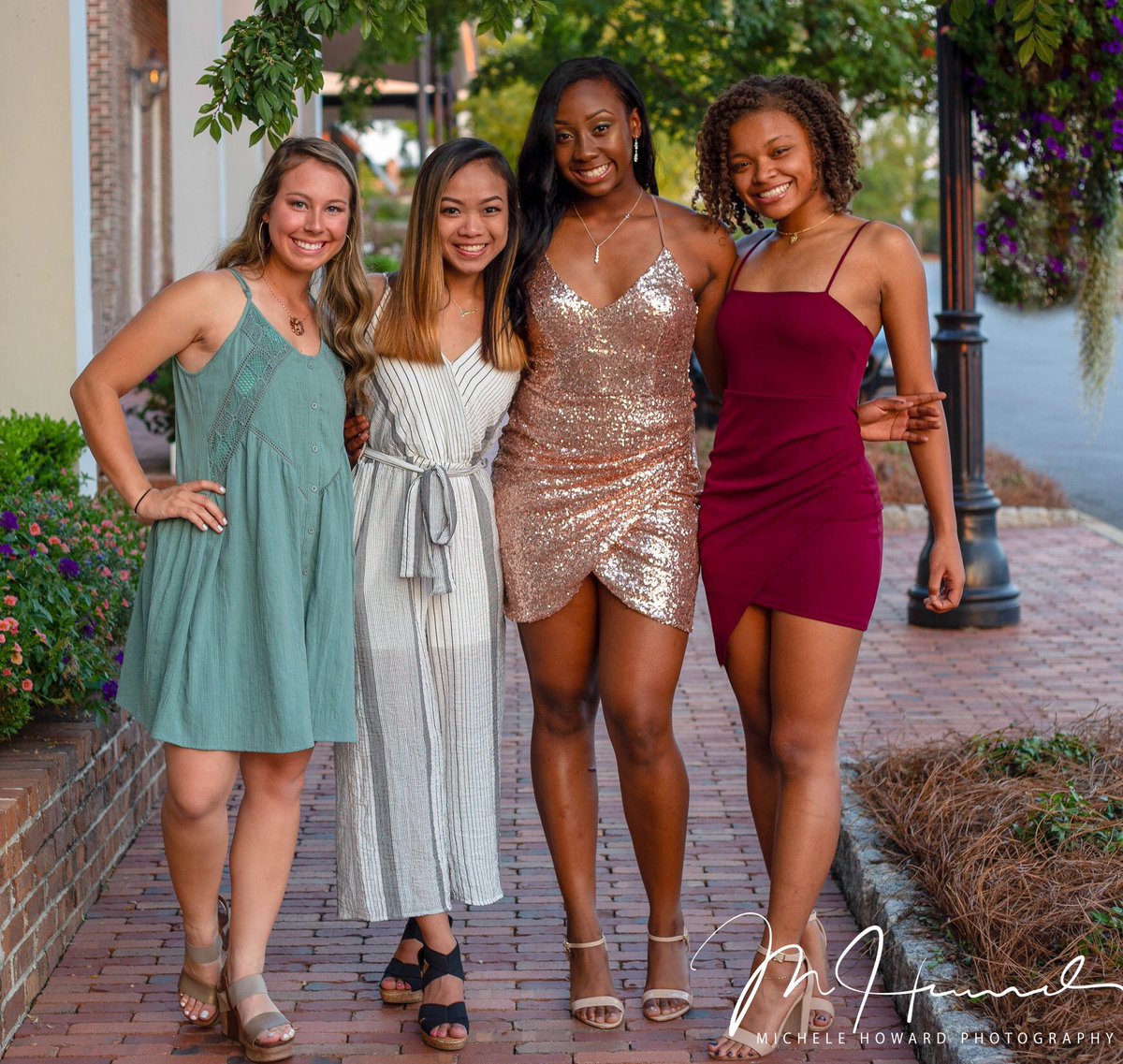 samyziaaaa's tweet image. And the last continue coming #seniorhoco 💙