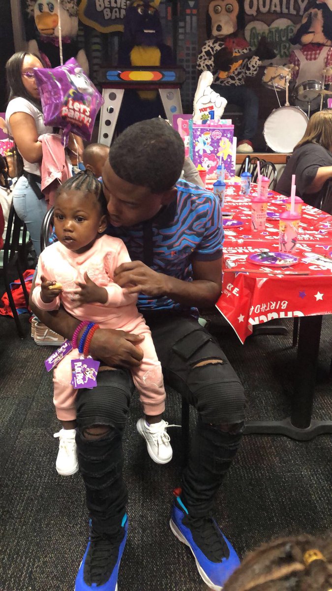 Ray__2x's tweet image. My queen is about to be 1️⃣ 10/09 love my baby girl❤️🤞🏽💫