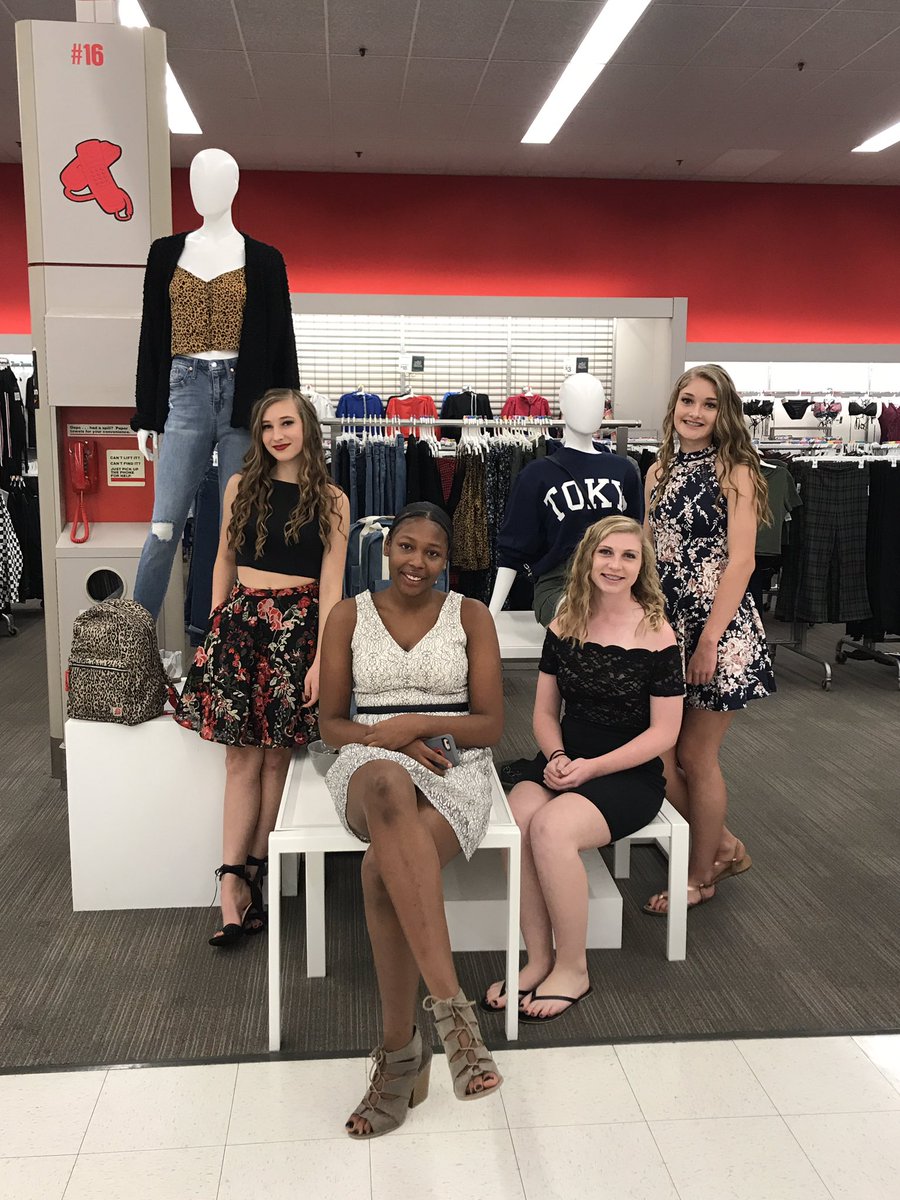We had some pretty guests at our store tonight.💃🏻 They told me that when you’re killing time waiting until the homecoming dance starts, you go to Target.🎯 (Btw one of them bought the Tokyo shirt right off that mannequin.)🤑