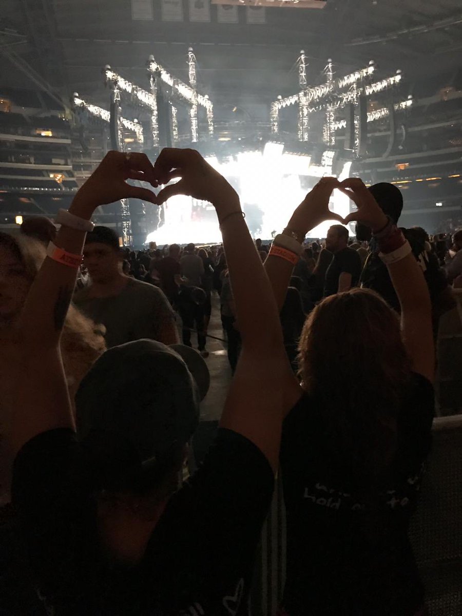 latinslovertour's tweet image. More Latin Swifties from Mexico having fun tonight! 🇲🇽 #repTourArlington #repTourDallas @dianiscullen17 @aner_mybaeswift #LatinSwiftiesOnRepTour @taylorswift13 @taylornation13