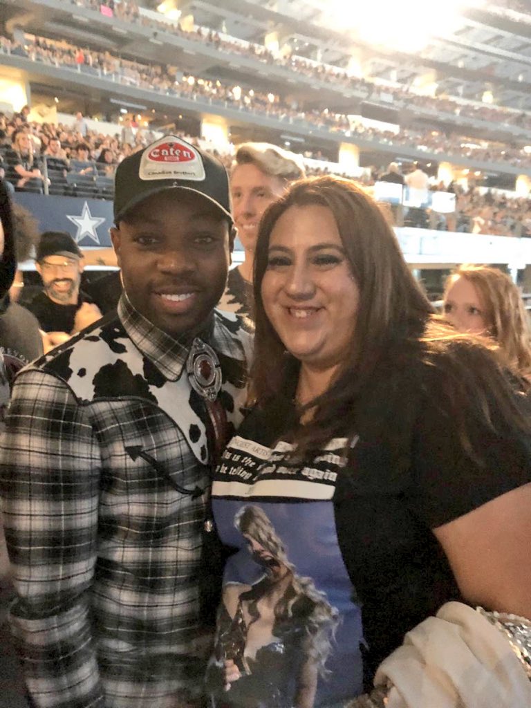latinslovertour's tweet image. Latin Swiftie CRISTY ran into @todrick tonight!! 🙌🏻 #LatinSwiftiesOnRepTour @itsdelicate13_ @taylorswift13 @taylornation13