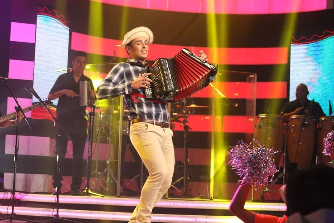 Felicidades al gran Andrés Díaz, el inquieto del acordeón, quién hoy está de cumpleaños. ¡Mándale tus felicitación también! 🎉 🎶 🙌