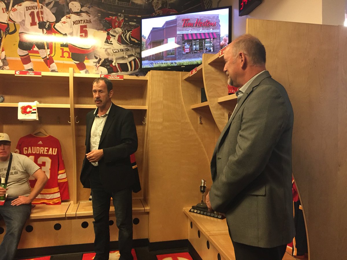 TelfordSmith's tweet photo. Live in #alumnidressingroom @NHLFlames #legends #jamiemacoun #colinpatterson #StanleyCup #champions #GoFlamesGo #yyc #Alberta #Canada #NHLFaceoff https://t.co/oid2DBb7Lo