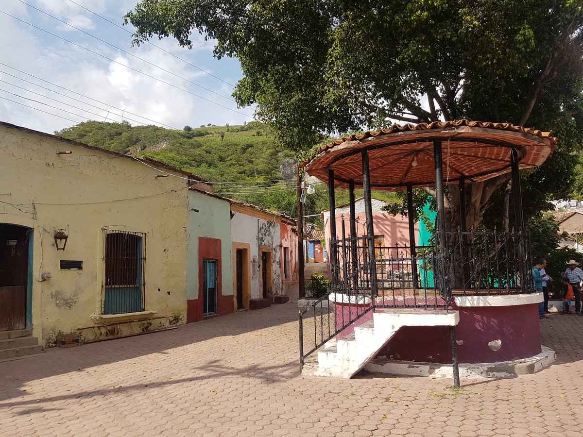 gustavomaciasz's tweet photo. Hoy acompañe al Presidente Municipal de #Tequila #PonchoMagallanes a visitar y asumir compromisos con la #Gente de #SanPedroAnalco para reparar caminos y demás necesidades!! https://t.co/lvbCSaaljW