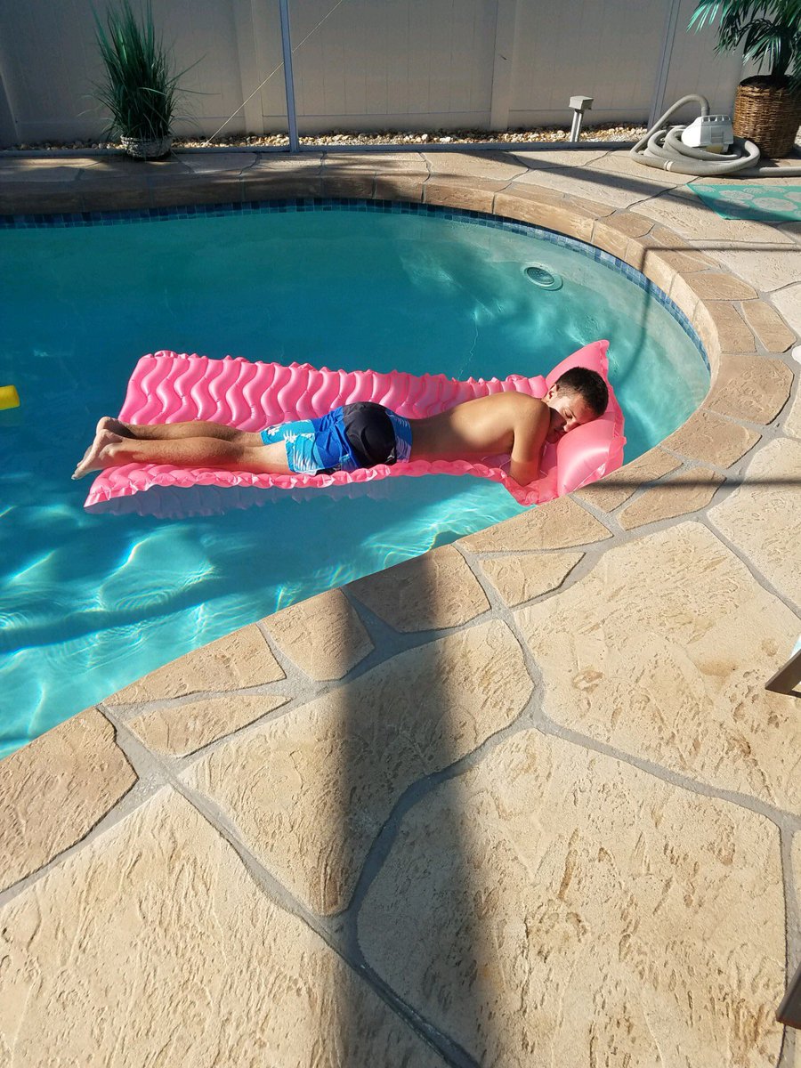 jarah_runs's tweet photo. #PoolNaps https://t.co/ZtwoaEfWAK
