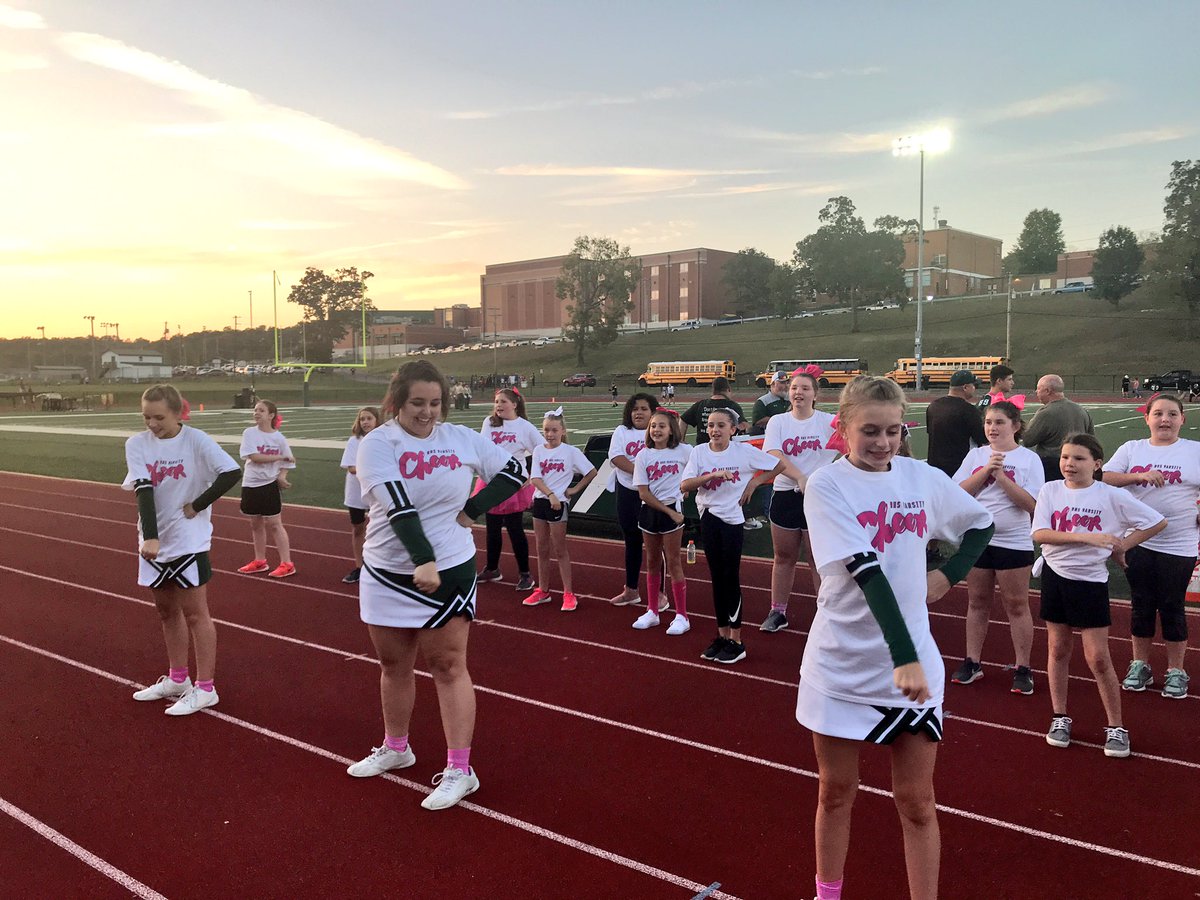 DHS_Cheer_'s tweet photo. Mini-Cheer Campers showing their moves at our Home Football Game! Thank you for your support! 😍📣💗@AthenaElem @vinelandelem https://t.co/NUtP0pjE01