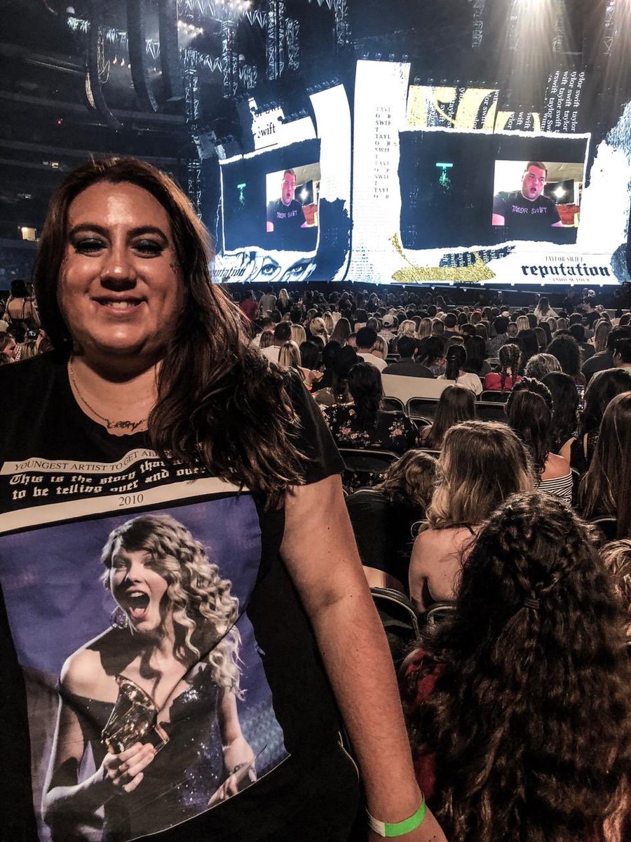 latinslovertour's tweet image. Latin Swiftie CRISTY came all the way from Mexico 🇲🇽 for #repTourArlington! She’s in Sec D row 33 seats 14 &amp;amp; 15! 🙌🏻 #LatinSwiftiesOnRepTour @taylorswift13 @taylornation13 #repTourDallas